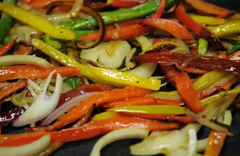  Sauteed is excellent, but you will lose some of the nutritional values ​​of the peppers along the way (credit: Berny aradov)