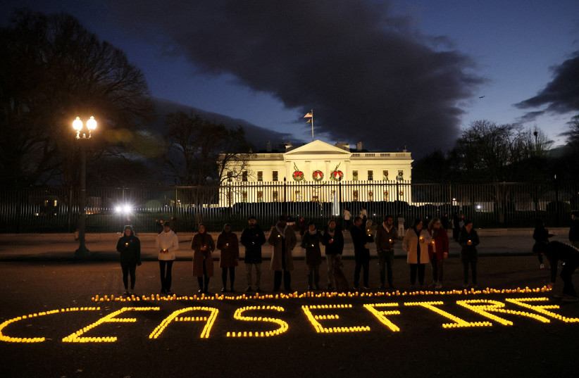  Staff and volunteers of Amnesty International USA, MoveOn, Oxfam America and Win Without War hold a vigil outside the White House calling for a ceasefire in the ongoing conflict between Israel and the Palestinian Islamist group Hamas, in Washington, U.S., December 18, 2023.  (credit:  REUTERS/Leah Millis )