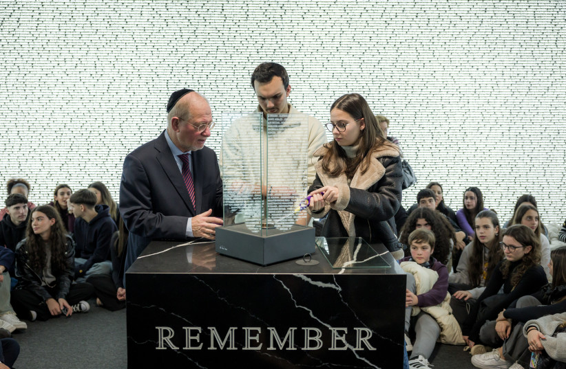  Dr. Michael Rothwell, director of the Holocaust Museum in Porto, together with Portuguese teenagers who participated in the memorial service for the victims of the Holocaust on International Holocaust Remembrance Day (credit: CIP/CJP - BIZARRO)