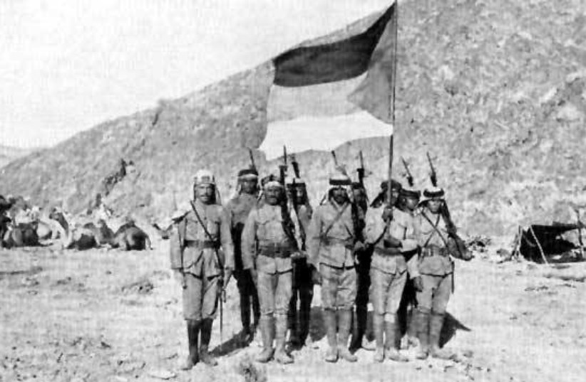  Soldados del Ejército Árabe durante la Revuelta Árabe de 1916-1918, portando la Bandera Árabe de la Revuelta Árabe y fotografiados en el Hiyaz. (credit: Wikimedia Commons)
