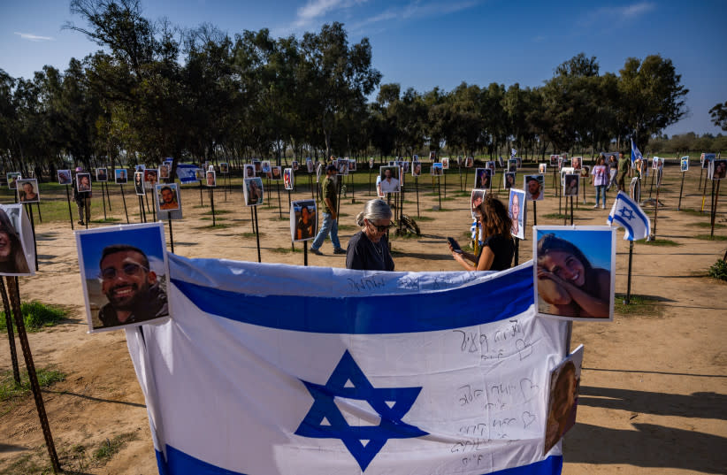  Varias personas visitan el lugar de la masacre del festival de música Nova, en Re'im, cerca de la frontera entre Israel y Gaza, el 31 de diciembre de 2023. (credit: YONATHAN SINDEL/FLASH90)