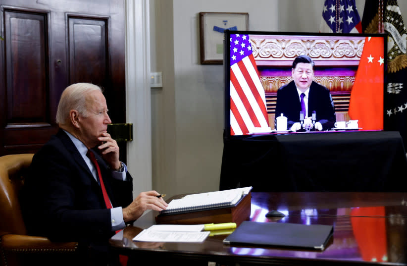  El presidente de EEUU, Joe Biden, habla virtualmente con el líder chino, Xi Jinping, desde la Casa Blanca en Washington, EEUU, 15 de noviembre de 2021. (credit: REUTERS)