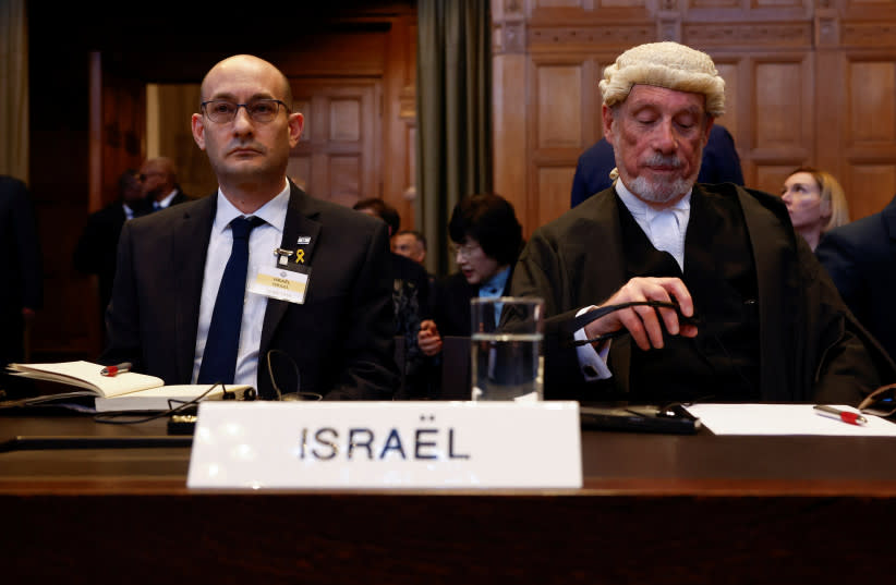  El fiscal general adjunto de Israel para el Derecho Internacional, Gilad Noam, y el jurista británico Malcolm Shaw se sientan en la Corte Internacional de Justicia, La Haya, 26 de enero de 2024. (credit: PIROSCHKA VAN DE WOUW/REUTERS)