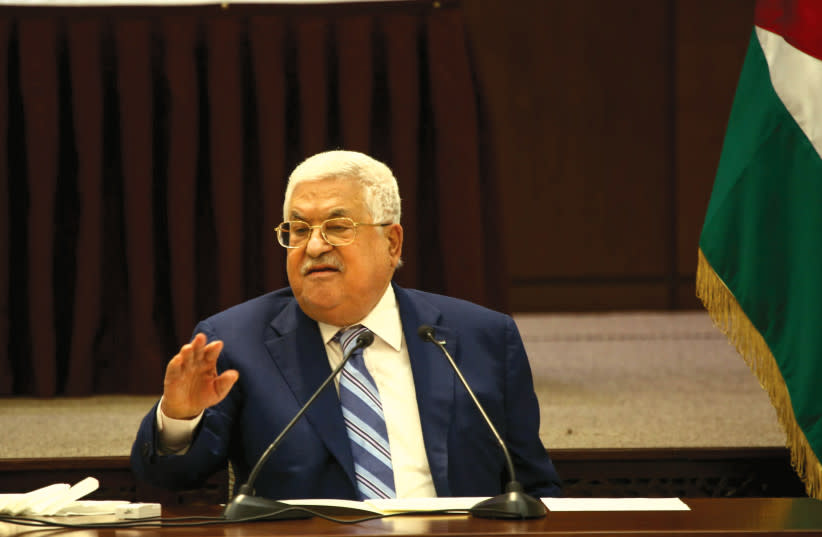  Autoridad Palestina - El presidente Mahmud Abbas habla durante una reunión de la dirección de la Autoridad Palestina, en Ramala. Ningún presidente debería estar en el cargo tanto tiempo y menos sin un mandato del pueblo, afirma el escritor. (credit: FLASH90)