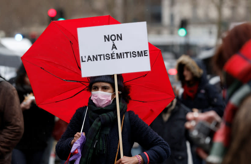  Un manifestante sostiene un cartel en el que se puede leer 'no al antisemitismo', durante una protesta contra el antisemitismo y para conmemorar el ataque de 2012 en Toulouse contra una escuela judía que dejó tres niños y un adulto muertos, en la plaza de la República en París, Francia, 13 de marzo (credit: BENOIT TESSIER/REUTERS)