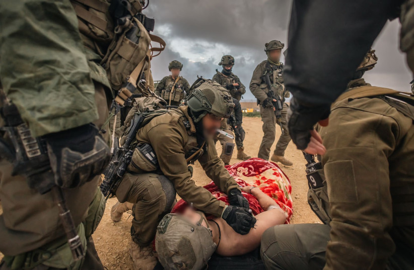  IDF units 669 and 5515 operating on wounded soldiers in the field. (credit: IDF SPOKESPERSON'S UNIT)
