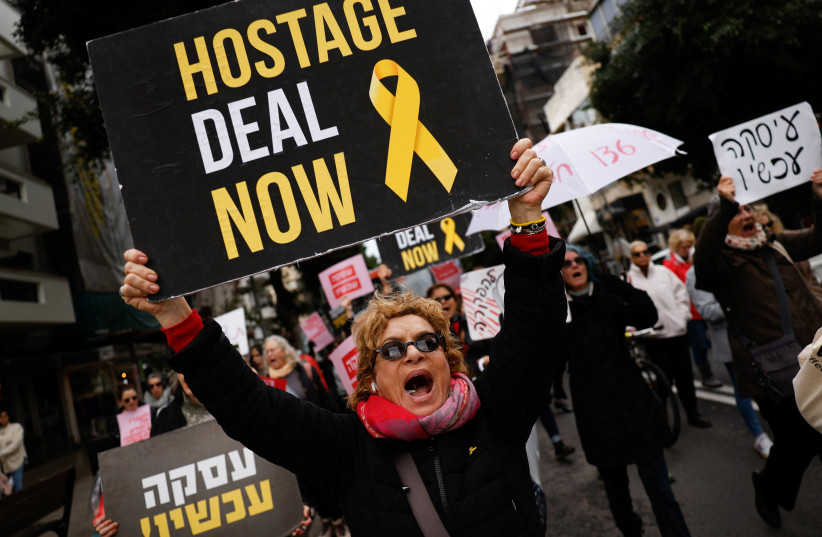 Διαδηλωτές που ζητούν την απελευθέρωση των Ισραηλινών ομήρων που κρατούν οι τρομοκράτες της Χαμάς στη Γάζα, στο Τελ Αβίβ, 1 Φεβρουαρίου 2024 (credit: REUTERS/SUSANA VERA)
