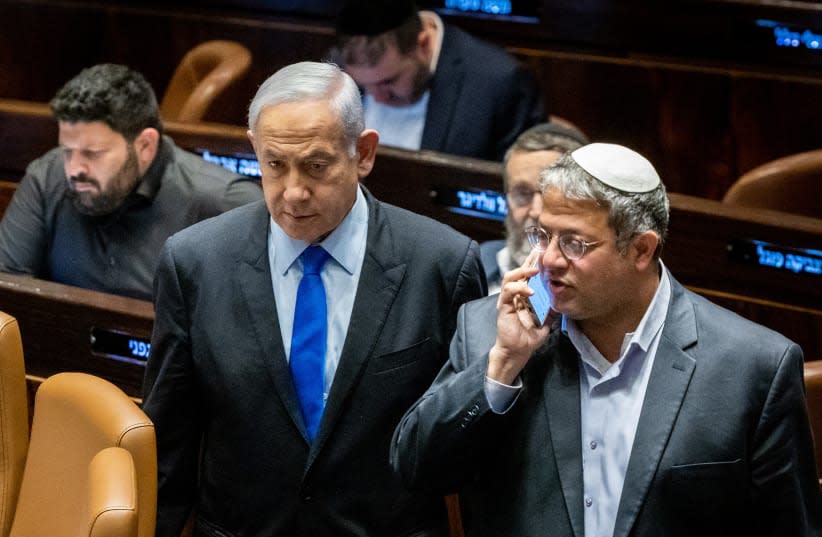 Primer ministro israelí Benjamin Netanyahu con el ministro de Seguridad Nacional Itamar Ben-Gvir durante una discusión y votación en el salón de la Knesset en Jerusalén. 6 de marzo de 2023. (credit: YONATAN SINDEL/FLASH90)