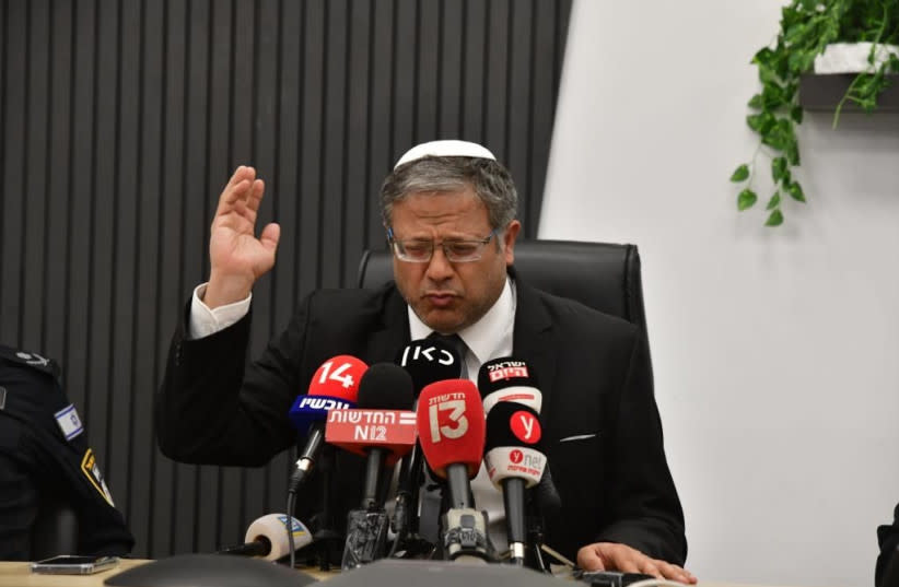 El Ministro de Seguridad Nacional Itamar Ben-Gvir habla con miembros de la Unidad de Patrulla Especial de Israel en Tel Aviv el 2 de agosto de 2023.