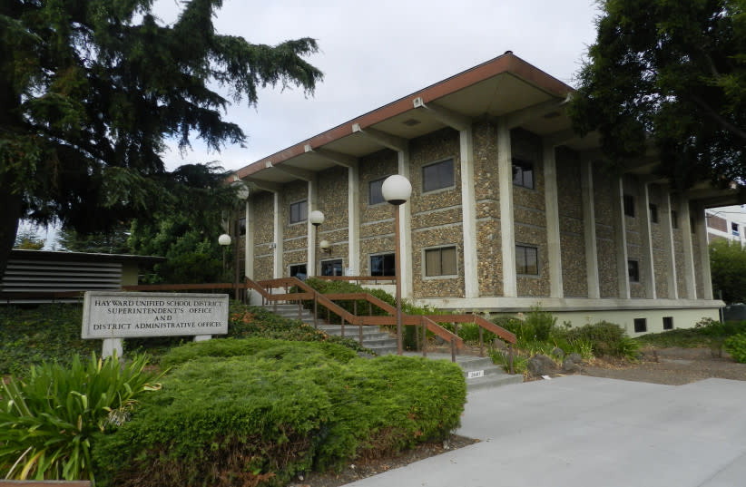 Oficinas administrativas del Distrito Escolar Unificado de Hayward.  (credit: Mercurywoodrose / WIKIMEDIA COMMONS / CC BY-SA 3.0 https://creativecommons.org/licenses/by-sa/3.0/)