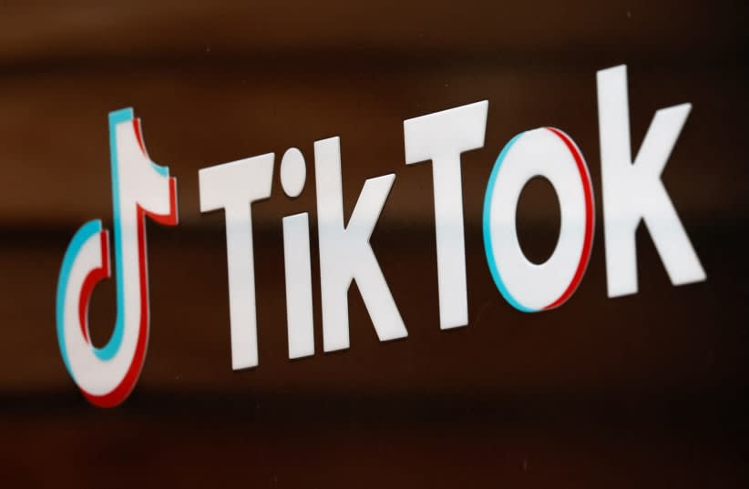  La foto muestra el logo de TikTok fuera de la oficina central de la compañía en Culver City, California, EE. UU., el 15 de septiembre de 2020. (credit: REUTERS/MIKE BLAKE/FILE PHOTO)