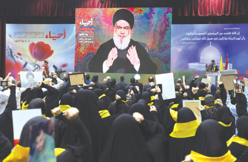  El líder de HEZBOLÁ, Hassan Nasrallah, se dirige a sus seguidores durante una manifestación conmemorativa del Día Anual de los Mártires de Hezbollah, en Beirut el mes pasado. (credit: AZIZ TAHER/REUTERS)
