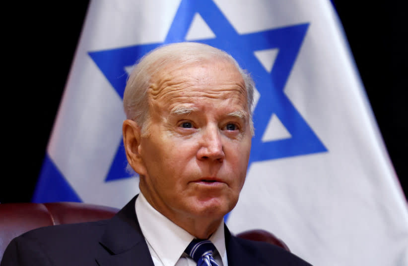 El presidente de EE. UU., Joe Biden, se reúne con el primer ministro israelí Benjamin Netanyahu (que no aparece en la foto) y el gabinete de guerra israelí durante su visita a Israel en medio del conflicto en curso entre Israel y Hamas, en Tel Aviv, Israel, el 18 de octubre de 2023. (credit: REUTERS/EVELYN HOCKSTEIN)