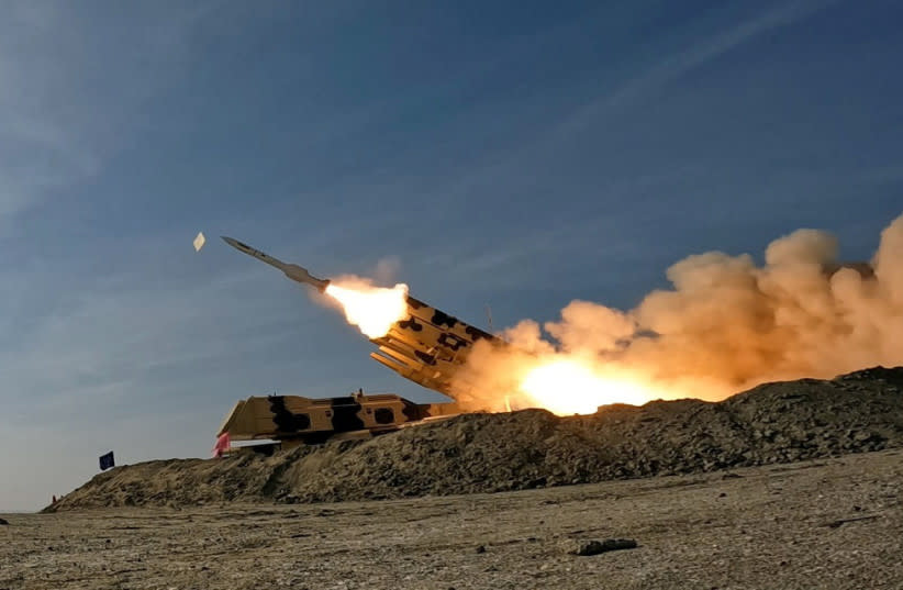  Un misil es lanzado durante un ejercicio militar en un lugar no revelado en el sur de Irán, en esta imagen obtenida el 19 de enero de 2024. (credit: IRANIAN ARMY/WANA/REUTERS)