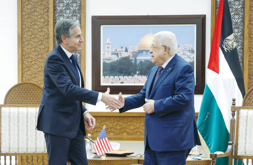  El secretario de Estado estadounidense, Antony Blinken, se reúne con el jefe de la Autoridad Palestina, Mahmoud Abbas, en la sede de la AP en Ramala. (credit: JONATHAN ERNST/REUTERS)