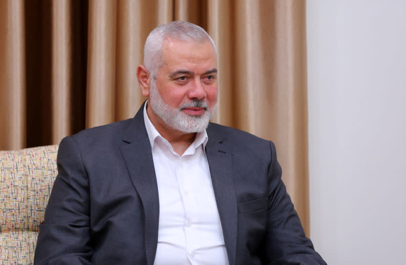  El máximo dirigente del grupo palestino Hamás, Ismail Haniyeh, se reúne con el líder supremo de Irán, el ayatolá Ali Jamenei (no en la foto), en Teherán, Irán, el 21 de junio de 2023. (credit: Office of the Iranian Supreme Leader/WANA via REUTERS)