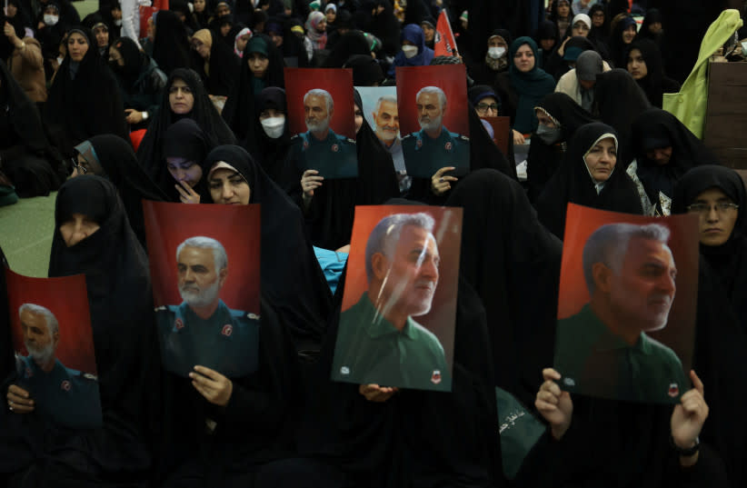  Varias personas asisten a una ceremonia en conmemoración de la muerte del difunto general iraní Qassem Soleimani, en Teherán, Irán, el 3 de enero de 2024. (credit: MAJID ASGARIPOUR/WANA (WEST ASIA NEWS AGENCY) VIA REUTERS)