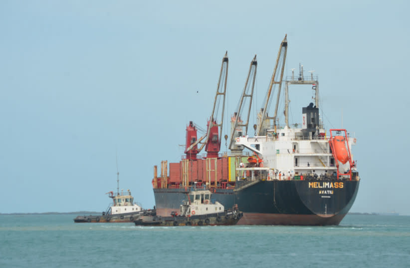  Barcos y remolcadores se ven en el puerto de Hodeidah en el Mar Rojo, Yemen 1 de febrero de 2017. (credit: REUTERS/ABDULJABBAR ZEYAD)