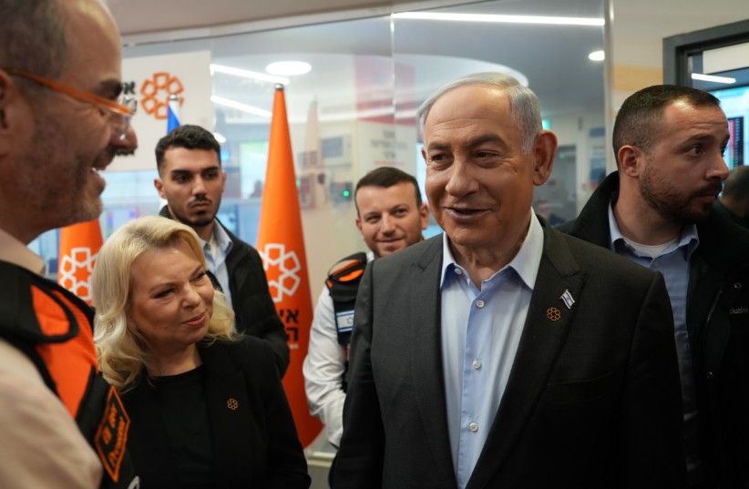   Prime Minister Benjamin Netanyahu and wife Sara Netanyahu visit United Hatzalah headquarters (credit: UNITED HATZALAH‏)