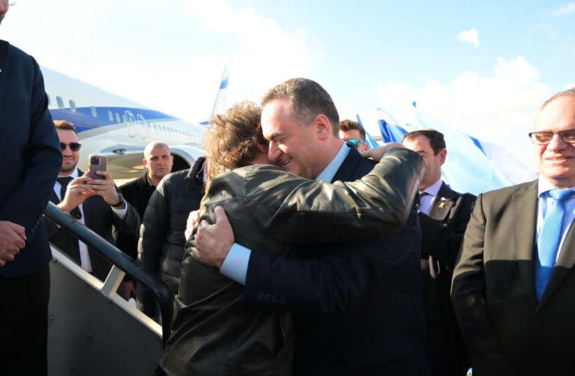 El Ministro de Relaciones Exteriores Israel Katz abraza al presidente Javier Milei al aterrizar en Israel. 6 de febrero de 2024. (credit: Shlomi Amsalem/Foreign Ministry)