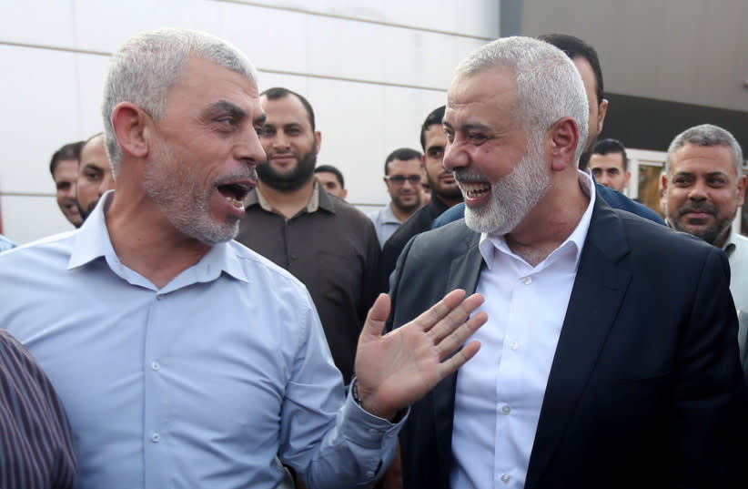 El jefe de Hamás en Gaza, Yahya Sinwar (izq.), hace gestos mientras habla con el jefe de Hamás, Ismail Haniyeh, en el cruce fronterizo de Rafah, en el sur de la Franja de Gaza, el 19 de septiembre de 2017.