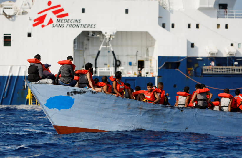  Un grupo de 61 migrantes en una embarcación de madera son rescatados por miembros de la tripulación del buque de rescate de migrantes Geo Barents, operado por Médicos Sin Fronteras, en aguas internacionales frente a la costa de Libia, en el Mediterráneo central, 28 de septiembre de 2023. (credit: REUTERS/DARRIN ZAMMIT LUPI)