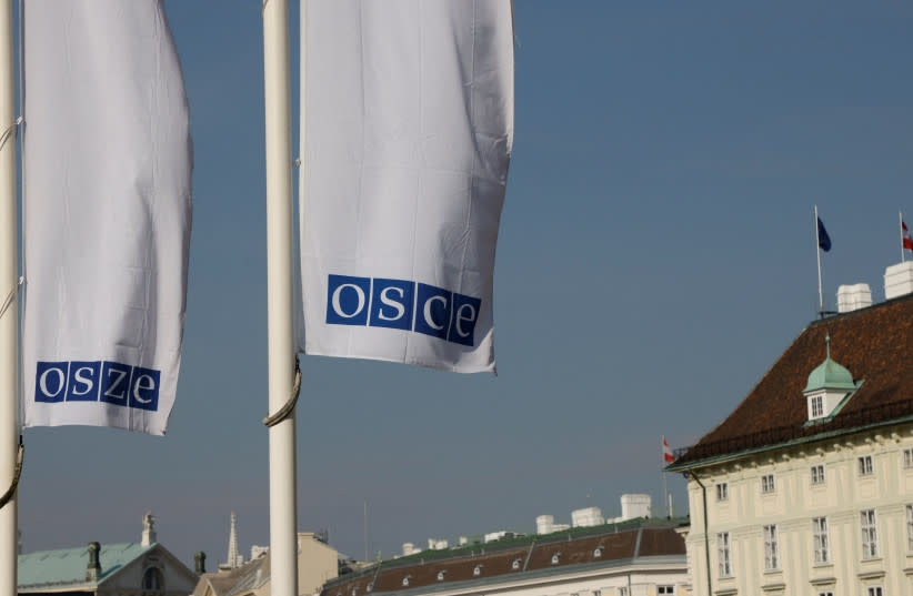  Banderas de la Organización para la Seguridad y la Cooperación en Europa (OSCE) frente a su sede en Viena, Austria, 15 de febrero de 2022. (credit: LEONHARD FOEGER / REUTERS)