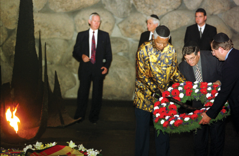  Former South African president Nelson Mandela lays a wreath in the Hall of Remembrances at Yad Vashem on October 18, 1999. (credit: REUTERS)