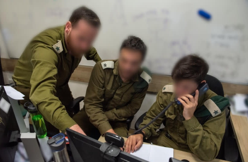  Soldados de las FDI trabajando en la unidad de recopilación de información del ejército israelí en el campo de batalla de Gaza. (credit: IDF SPOKESPERSON'S UNIT)