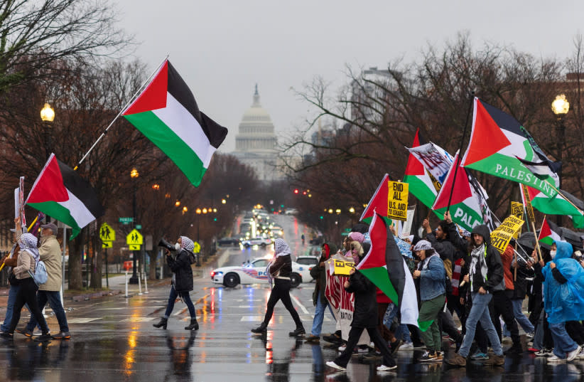  Manifestantes pro-palestinos cruzan New Jersey Avenue cerca del Capitolio de los Estados Unidos durante una protesta en Washington, EE. UU., el 17 de diciembre de 2023 (credit:  REUTERS/TOM BRENNER)