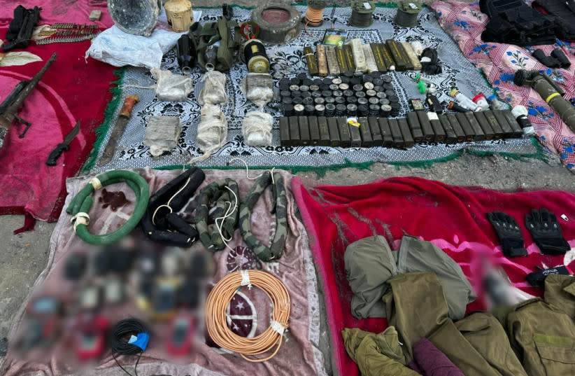  Armas encontradas en un edificio de la UNRWA y explicación del Comandante del Equipo de Combate de la Brigada 401, COL Benny Aharon (credit: IDF SPOKESMAN’S UNIT)