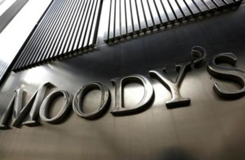  Cartelería en el exterior de la sede de Moody's Corporation en Manhattan, Nueva York, Estados Unidos, 12 de noviembre de 2021. (credit: REUTERS/ANDREW KELLY/FILE PHOTO)