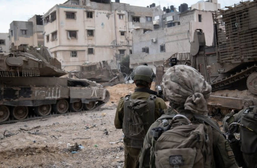  Militares israelíes operan en la Franja de Gaza durante una tregua temporal entre Israel y Hamás, el 27 de noviembre de 2023. (credit: IDF SPOKESMAN’S UNIT)