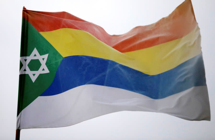 La bandera drusa decorada con una estrella de David se puede ver en la ciudad drusa de Daliat al-Karmel, en el norte de Israel 2 de agosto de 2018
