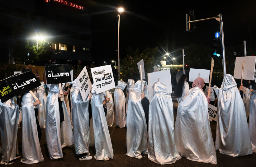  Miembros de la comunidad árabe marchan mientras protestan contra la violencia en su comunidad, en la ciudad de Haifa, al norte de Israel. 31 de agosto de 2023 (credit: FLASH90)