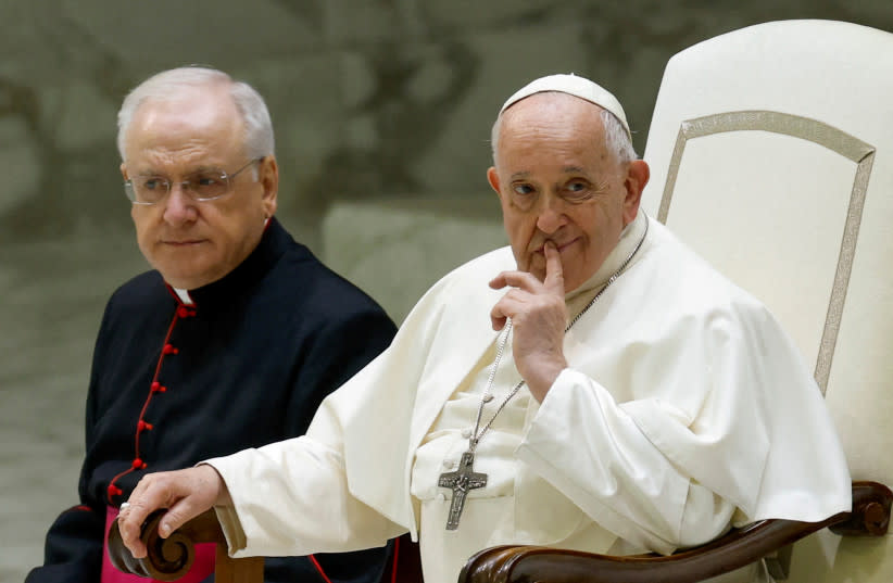  El papa Francisco celebra una audiencia general semanal en el aula Pablo VI, en el Vaticano, el 30 de agosto de 2023. (credit: REUTERS/REMO CASILLI)