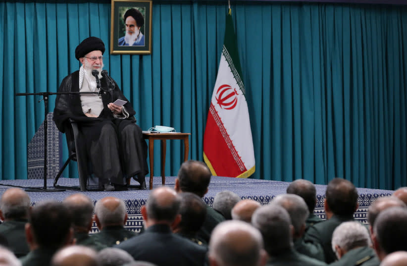  El líder supremo de Irán, el ayatolá Ali Jamenei, habla durante una reunión con comandantes y un grupo de miembros del Cuerpo de la Guardia Revolucionaria Islámica en Teherán, Irán, 17 de agosto de 2023. (credit: Office of the Iranian Supreme Leader/WANA via REUTERS)