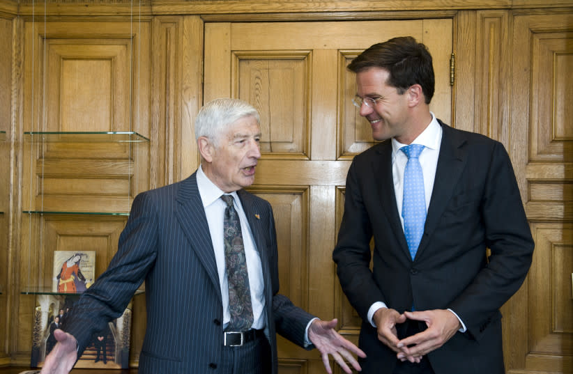  Dries van Agt y el Primer Ministro de los Países Bajos, Mark Rutte, en Het Torentje el 18 de abril de 2011. (credit: MINISTER-PRESIDENT RUTTE VIA TWITTER)