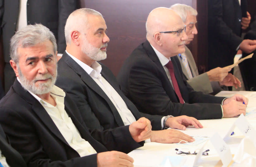  El jefe de Hamás, Ismail Haniyeh, y el jefe de la Yihad Islámica, Ziyad al-Nakhalah, asisten a la reunión de las facciones palestinas sobre el acuerdo de normalización de lazos entre Israel y Emiratos Árabes Unidos, en Beirut, Líbano, el 3 de septiembre de 2020. (credit: AZIZ TAHER/REUTERS))
