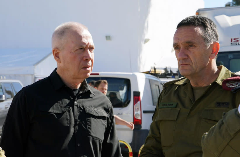 El ministro de Defensa, Yoav Gallant, y el jefe del Estado Mayor de las FDI, Herzi Halevi, asisten a una reunión del gabinete en una base militar el 11 de febrero de 2024. (credit: DEFENSE MINISTRY)