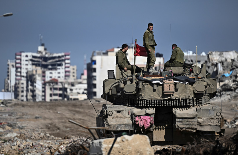  Soldados israelíes operan en la Franja de Gaza, 8 de febrero de 2024 (crédito: REUTERS/DYLAN MARTINEZ)