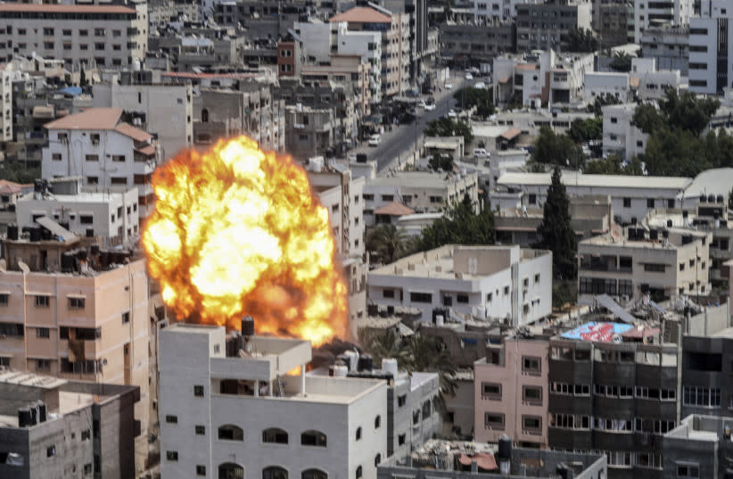  Una bola de fuego y humo tras un ataque aéreo israelí contra un edificio en la ciudad de Gaza, el 6 de agosto de 2022. (credit: ATTIA MUHAMMED/FLASH90)