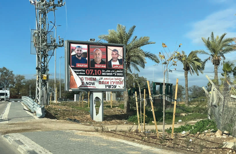 Cartel en Rahat con tres ciudadanos beduinos israelíes que siguen cautivos de Hamás: Hamza y Yousef Al-Ziyadneh, y Farhan Al-Qadi. (credit: COURTESY THE FAMILY)
