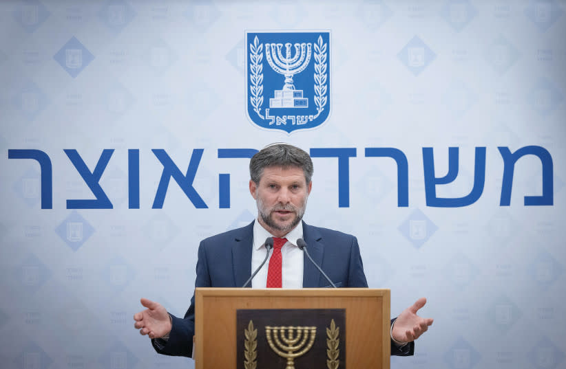  EL MINISTRO DE FINANZAS, Bezalel Smotrich, habla durante una conferencia de prensa en Jerusalén el 9 de agosto de 2023. (credit: Chaim Goldberg/Flash90)