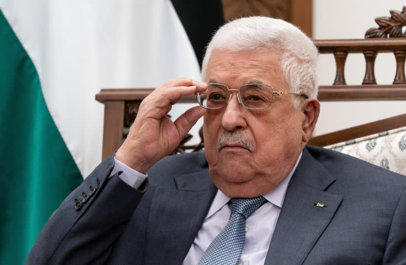  El presidente palestino, Mahmoud Abbas, se ajusta las gafas mientras escucha durante una conferencia de prensa conjunta con el secretario de Estado estadounidense, Antony Blinken (no en la foto), en la ciudad de Ramallah, en Cisjordania, el 25 de mayo de 2021. (credit: ALEX BRANDON/POOL/REUTERS)