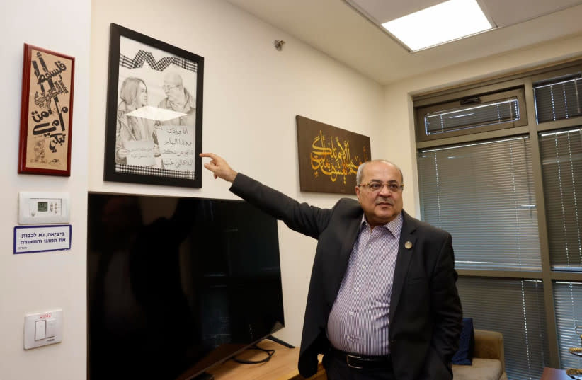 'La entrevista tuvo lugar en la espaciosa oficina de Tibi en la Knesset: las ventajas de ser miembro de la Knesset desde 1999. La oficina está decorada con versos del Corán y la poesía del poeta nacional palestino Mahmoud Darwish.'  (credit: MARC ISRAEL SELLEM)