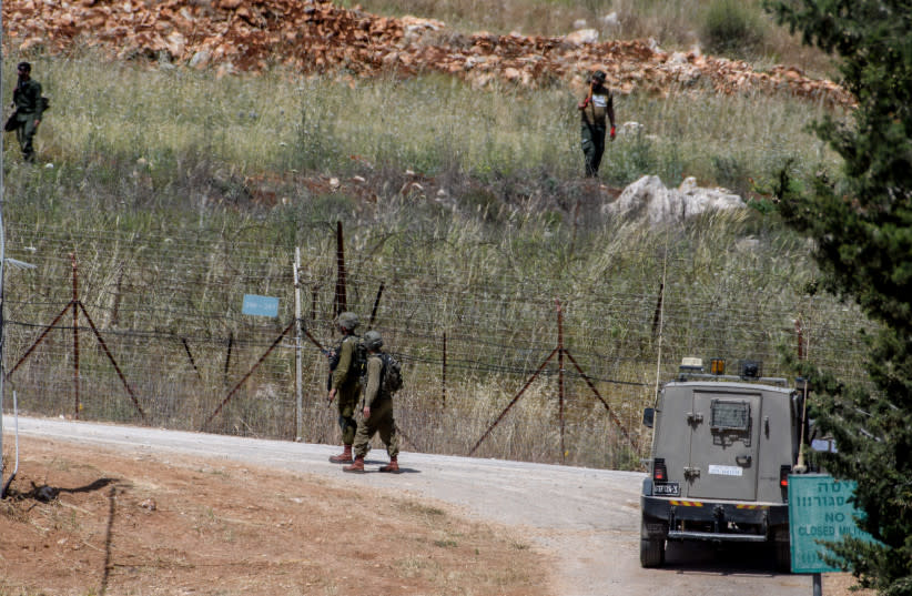  Soldados israelíes vigilan la frontera norte de Israel con Líbano, mientras soldados libaneses trabajan en su lado de la frontera, el 16 de mayo de 2023. (credit: AYAL MARGOLIN/FLASH90)