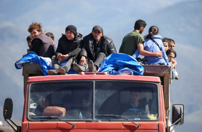  Refugiados de la región de Nagorno-Karabaj montan en un camión a su llegada al pueblo fronterizo de Kornidzor, Armenia, 27 de septiembre de 2023. (credit: REUTERS/IRAKLI GEDENIDZE)