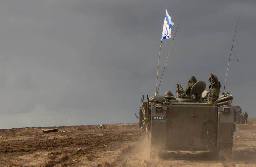  Un convoy de vehículos blindados de transporte de tropas visto cerca de la frontera entre Israel y Gaza, sur de Israel, 20 de noviembre de 2023. (credit: Chaim Goldberg/Flash90)