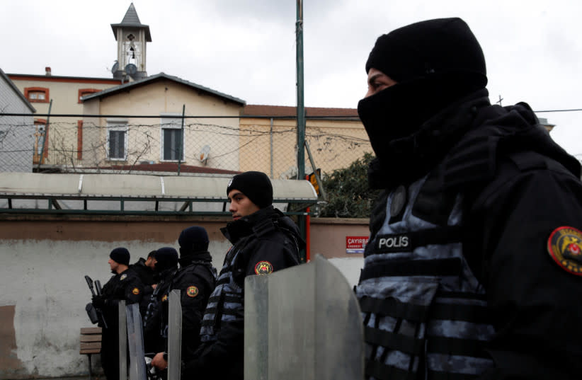  La policía turca monta guardia frente a la iglesia católica italiana de Santa María después de que dos hombres armados enmascarados dispararan durante el servicio dominical, en Estambul, Turquía, 28 de enero de 2024. (credit: DILARA SENKAYA/REUTERS)